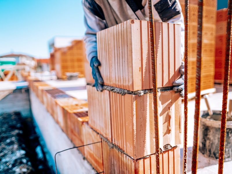 posa-mattoni-muratura-cantiere-edile